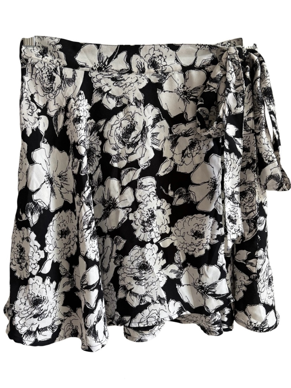 Abercrombie & Fitch - Women’s Short Floral Wrap Skirt - Medium - Black & White